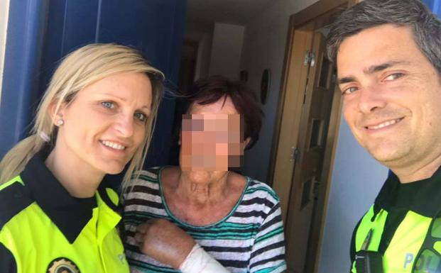 Salvan la vida a una anciana que trató de suicidarse en una playa de Torrox