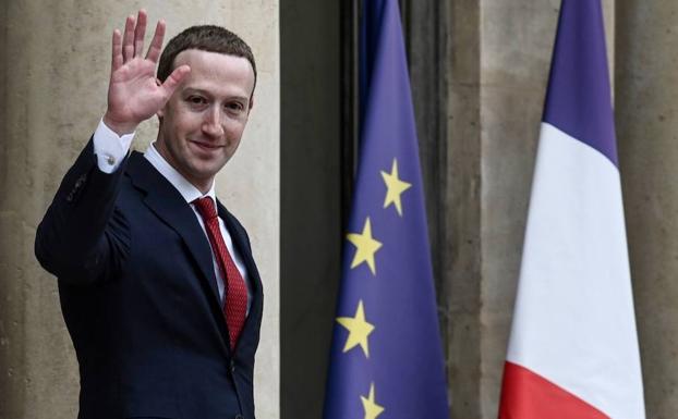 Macron y Zuckerberg debaten el control del contenido de odio en redes sociales