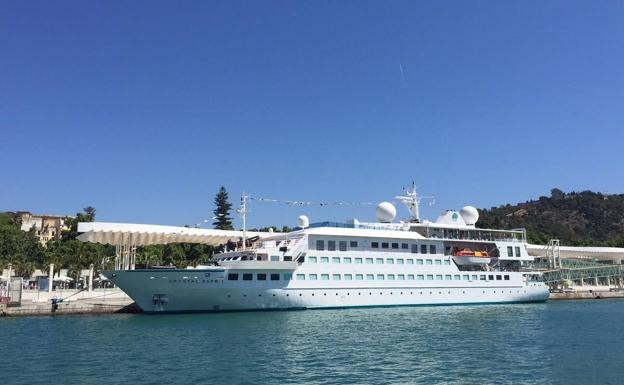 Atraca en Málaga un crucero de lujo que ofrece a sus pasajeros un submarino para explorar la costa