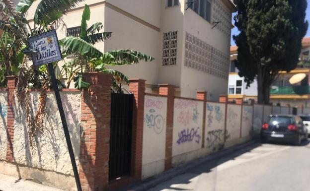 Fotodenuncia: grafitis en La Cala del Moral