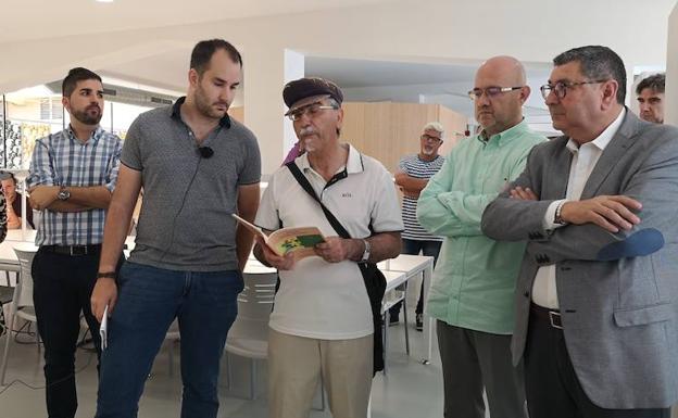 Torre del Mar inaugura una biblioteca con un homenaje a Manuel Alcántara