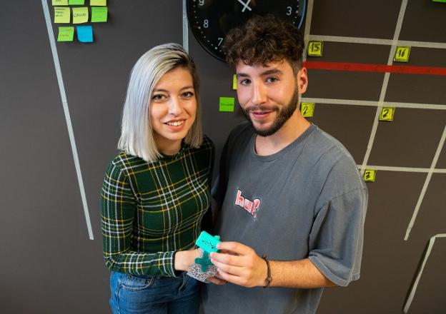 María Ruiz y Álvaro Millán, con uno de los prototipos que han desarrollado. :: félix palacios/