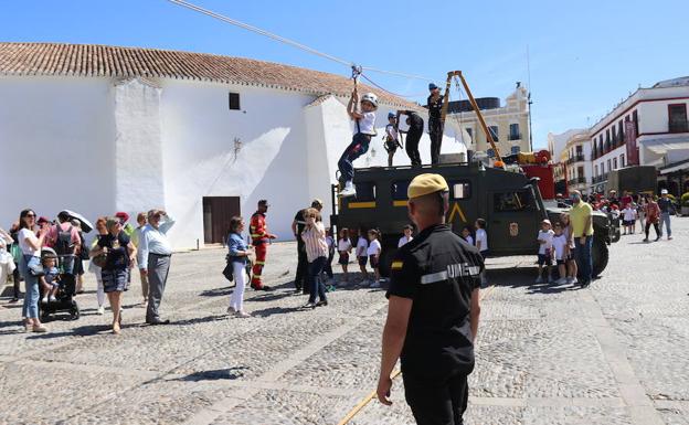 La UME realiza una exhibición para alumnos del colegio de las Esclavas