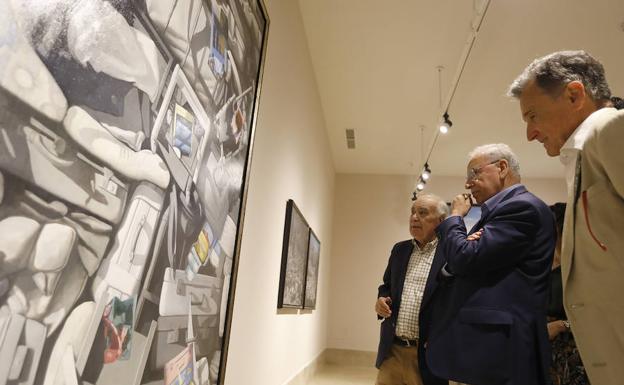 Alfonso Guerra visita la exposición de Cristóbal Toral en Antequera