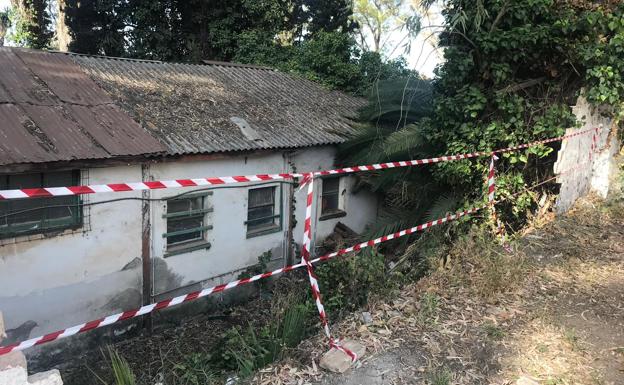 El viento derriba parte del muro exterior de los Baños del Carmen