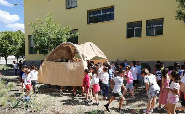 De barrizal a jardín y zona de juegos