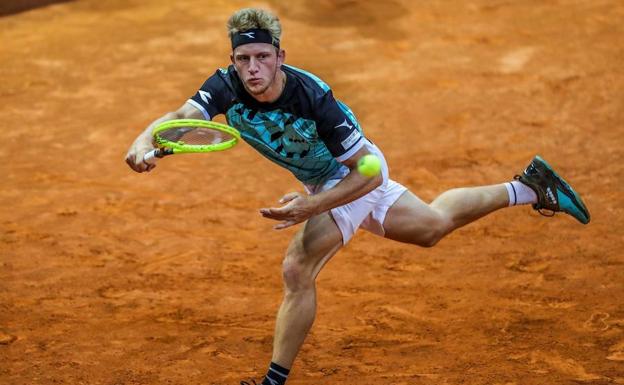 Davidovich sufre para pasar a semifinales de la fase previa en Roland Garros