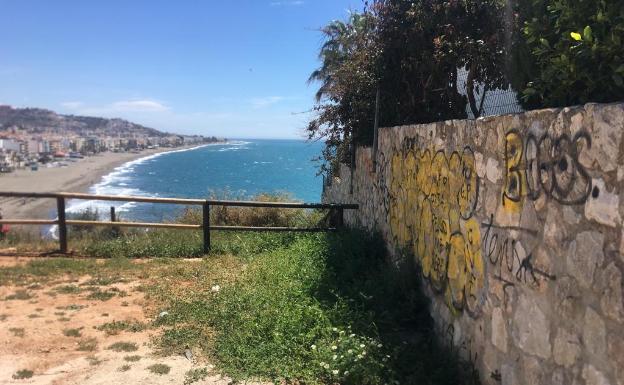 Fotodenuncia: grafitis en el entorno de la torre vigía del Cantal