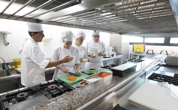 Empleo oferta cien plazas para estudiar cocina y sala en La Fonda y La Cónsula