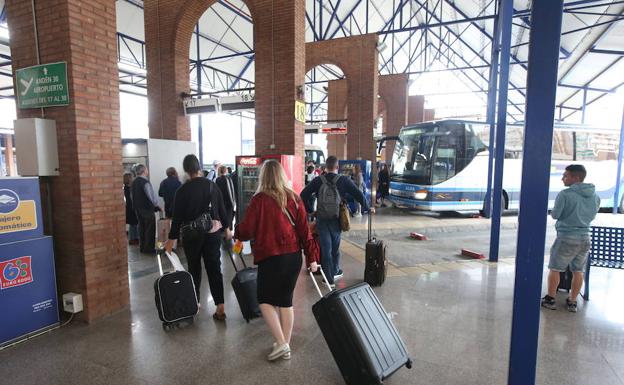 Fomento comenzará a renovar este año las licencias caducadas de autobuses en Málaga