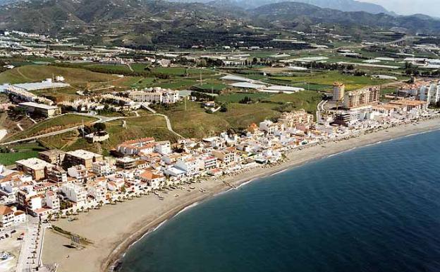 Un policía local, herido al desmantelar una acampada ilegal en Caleta de Vélez