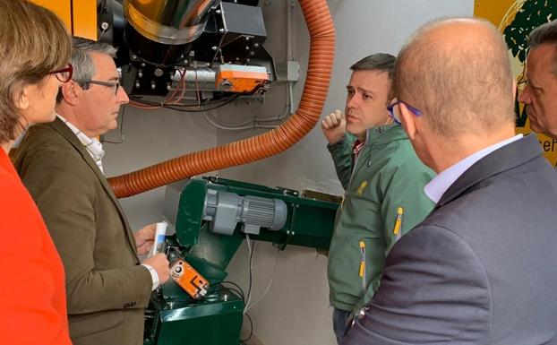 Astillas, el recurso natural que sirve para generar calefacción en Yunquera