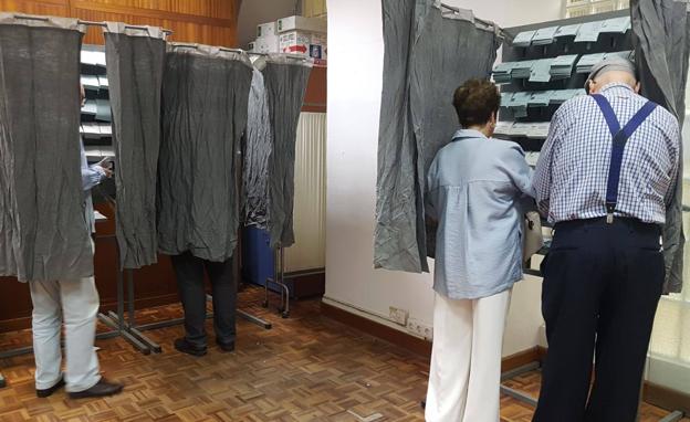 El PSOE de Málaga denuncia injerencias con papeletas del PP en algunos colegios