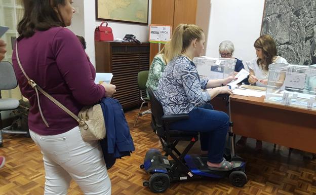 La ilusión de los nuevos votantes en una jornada entre urnas, playa y comuniones