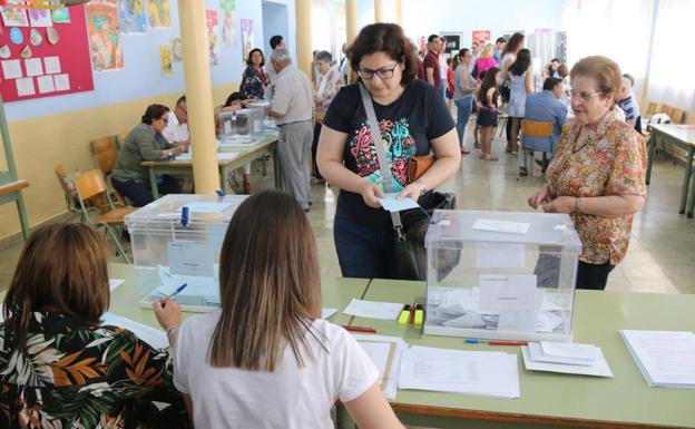 La participación en Málaga baja ligeramente en las municipales y sube 12 puntos en las europeas a las seis de la tarde