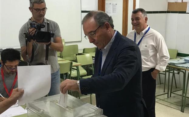 La ejecutiva local del PP de Vélez-Málaga acuerda hablar con PSOE y GIPMTM para un posible pacto