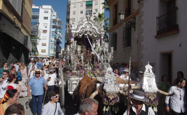 El simpecado de la Hermandad del Rocío de Málaga sale por última vez de La Purísima