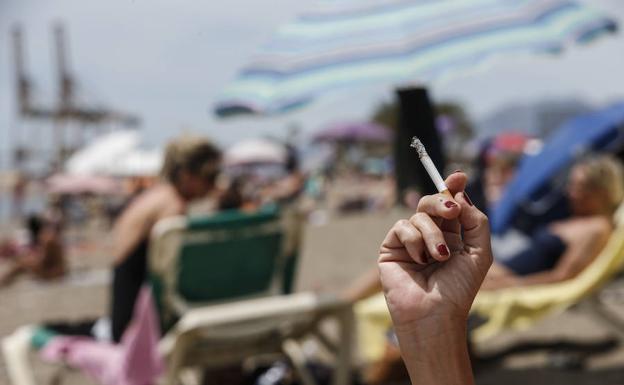 La mayoría de municipios de Málaga, partidarios de que haya playas en las que no se pueda fumar