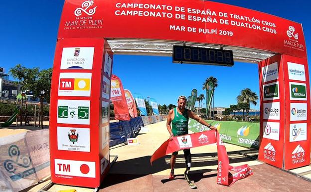 El paratriatleta malagueño Raúl Zambrana, campeón de España en Almería