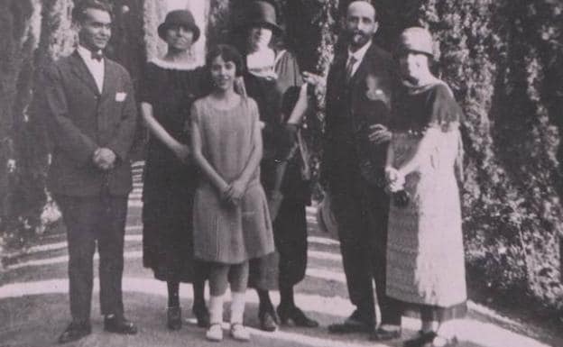 Lorca y Juan Ramón Jiménez con sus familiares en los jardines del Generalife /Archivo Fundación García Lorca