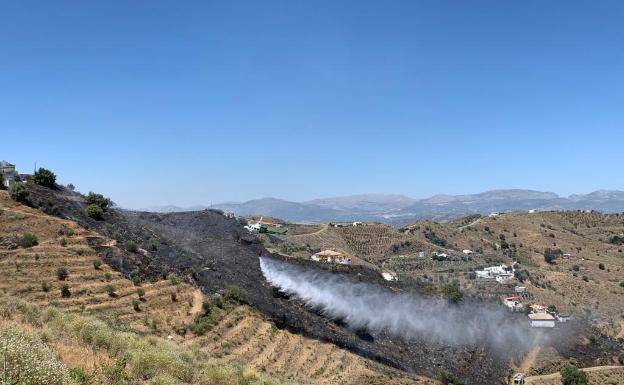 Extinguido un incendio en una zona de viviendas rurales en Macharaviaya