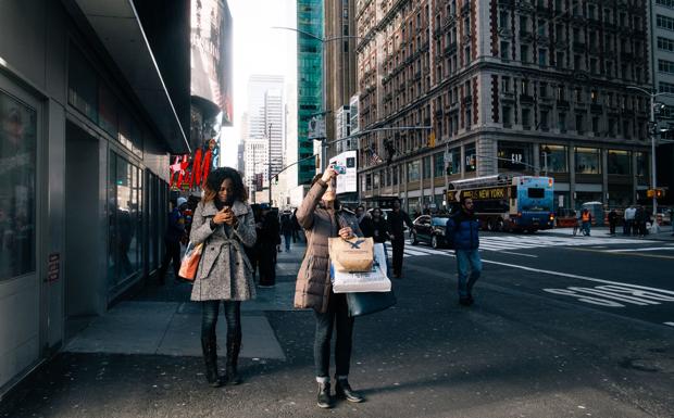 Contra los 'zombis' digitales: Estudian multar a los peatones que anden mirando el móvil en New York