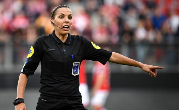 Stéphanie Frappart, primera árbitra ascendida a la liga francesa