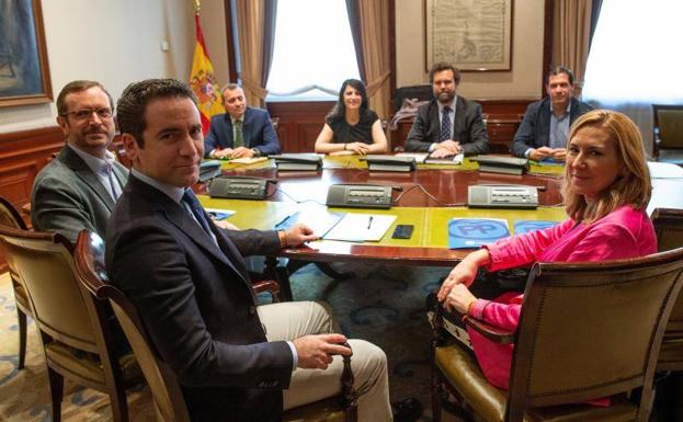 Vox anuncia un acuerdo con el PP para gobernar en las localidades donde juntos suman mayoría