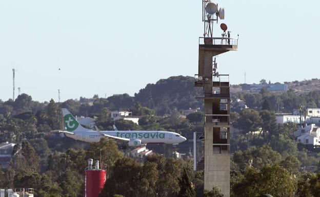 La antena de Canal Sur impide el funcionamiento pleno de la segunda pista del aeropuerto