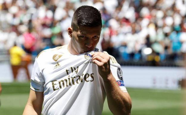 Jovic abre el baile de estrellas en el Bernabéu