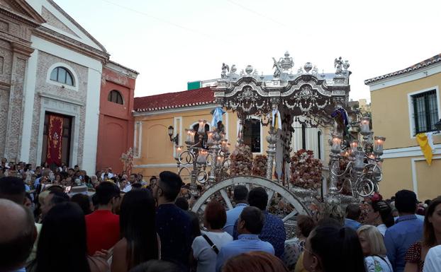 La Hermandad del Rocío de Málaga llega a su nueva sede en la iglesia de la Trinidad