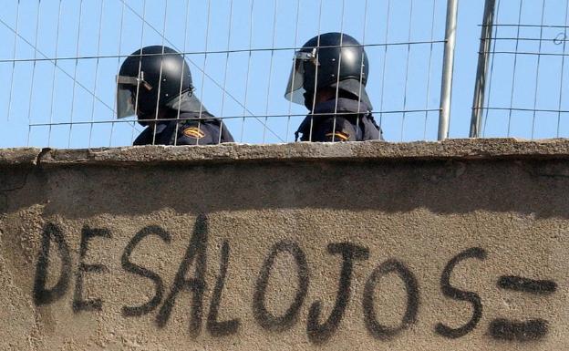Un centenar de malagueños acuden a la nueva vía rápida para desalojar a 'okupas' de sus casas