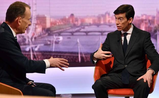 Rory Stewart, candidato excéntrico, cautiva en el debate sin Johnson