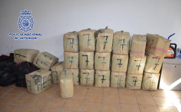 Desarticulan una red de narcotraficantes que ocultaba hachís y marihuana en naves y viviendas para su posterior traslado al extranjero