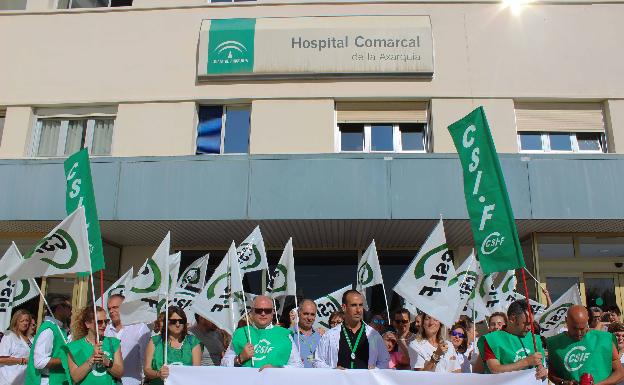 Movilización ante el Hospital Comarcal de la Axarquía en contra de la centralización de los laboratorios en Málaga