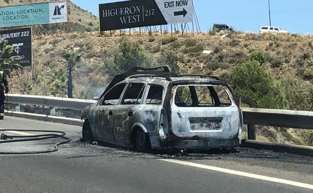 Un coche queda calcinado tras incendiarse en la AP-7 y provoca retenciones a la altura de Benalmádena