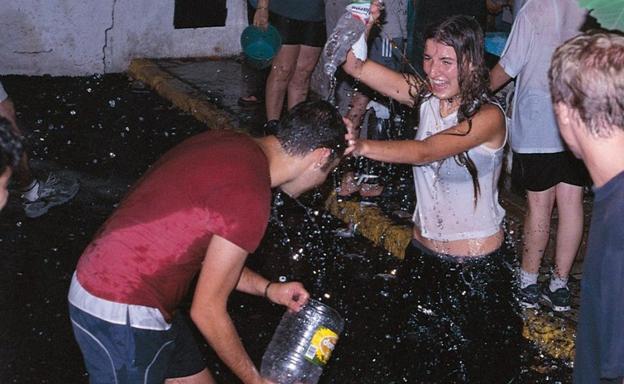 Una fiesta pasada por agua en Lanjarón en la víspera de San Juan