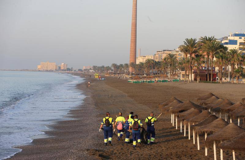 Así amanecen las playas de Málaga tras la celebración de la noche de San Juan