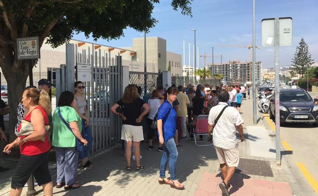 Largas colas en el primer día de preinscripciones en la nueva piscina cubierta de Rincón de la Victoria