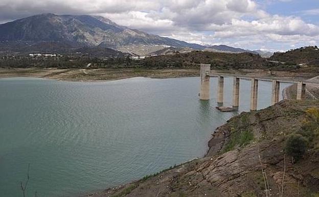 La Axarquía dispone aún de 11 hm3 de agua del pantano para riego hasta octubre