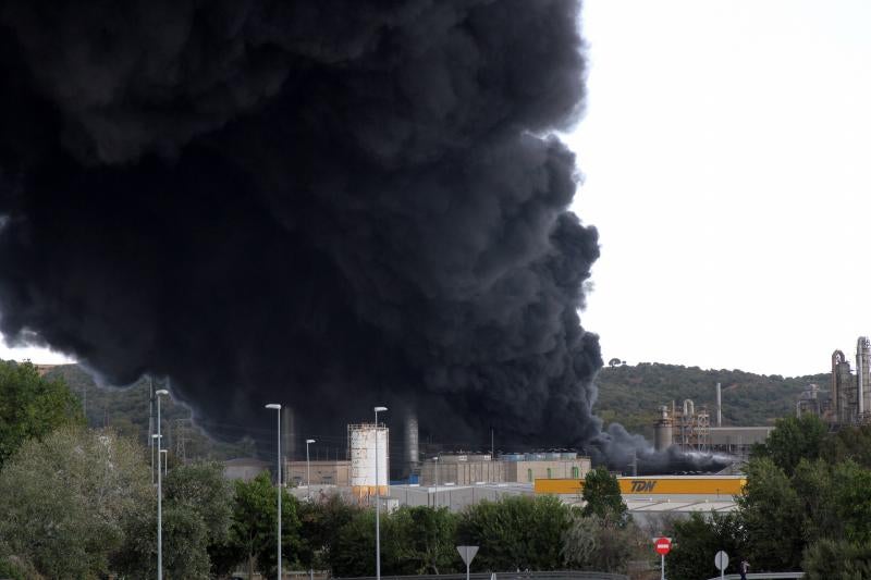 El incendio en la petroquímica de San Roque genera una impresionante columna de humo