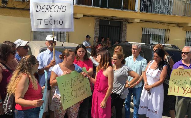 Paralizan el desahucio de la vecina de Rincón de la Victoria que 'okupó' un piso junto a sus cuatro hijos