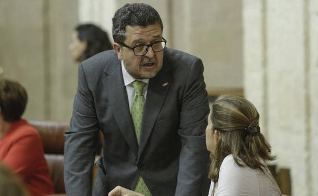 Vox amenaza con sanciones a Francisco Serrano por persistir en críticas al Supremo