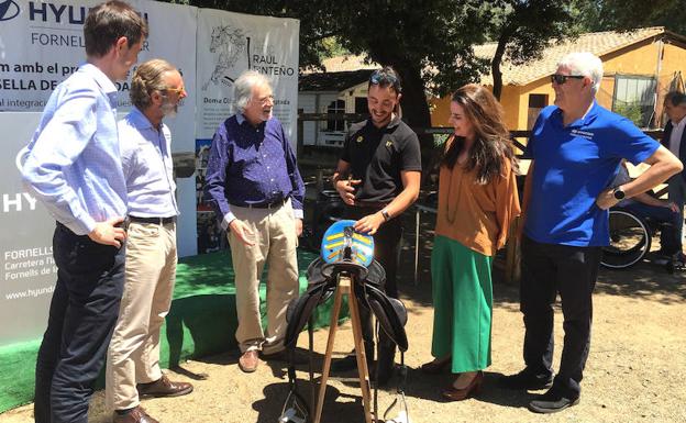 Un jinete rondeño diseña un prototipo de silla de montar adaptada a personas con movilidad reducida