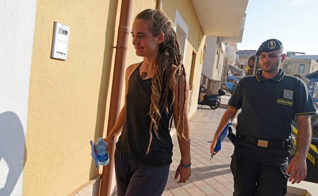 La capitana del 'Sea Watch 3' asegura que atracó en Lampedusa por «miedo y desesperación»