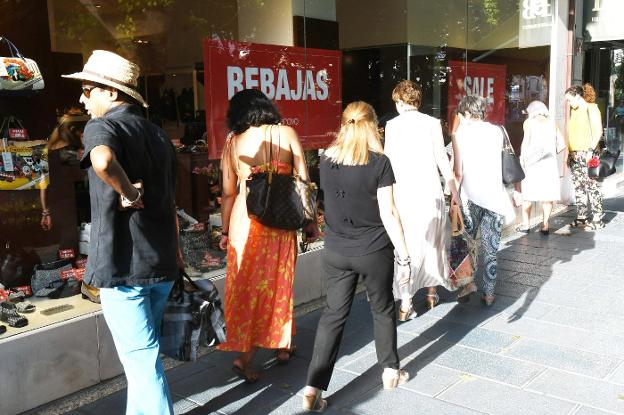 El comercio puede abrir desde esta semana todos los domingos del verano