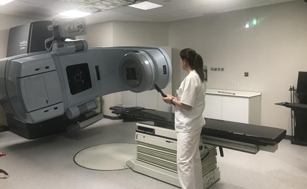 El Hospital Regional de Málaga pone en marcha el segundo acelerador lineal donado por la Fundación Amancio Ortega