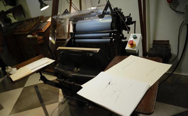 Los 'Sonetos' de Manuel Alcántara dan paso a una nueva etapa de la Antigua Imprenta Sur