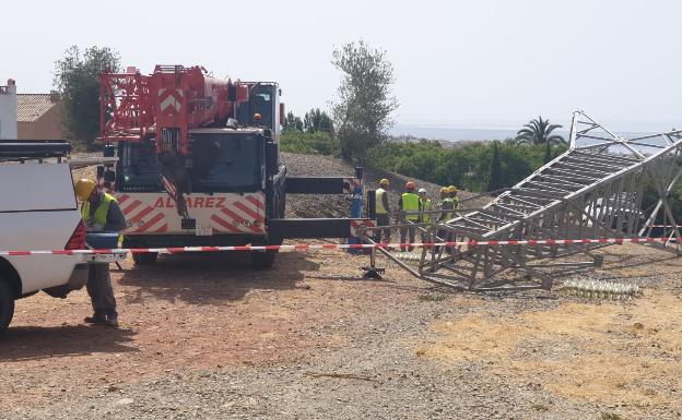 Concluye la obra para eliminar la línea de alta tensión de Xarblanca con el derribo de la última torreta