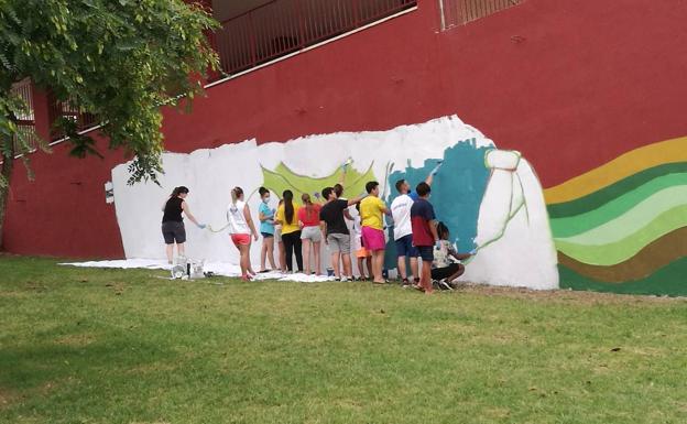 Pintan una fachada deteriorada en Nueva Málaga